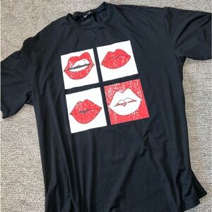 Oversized lips graphic tshirt